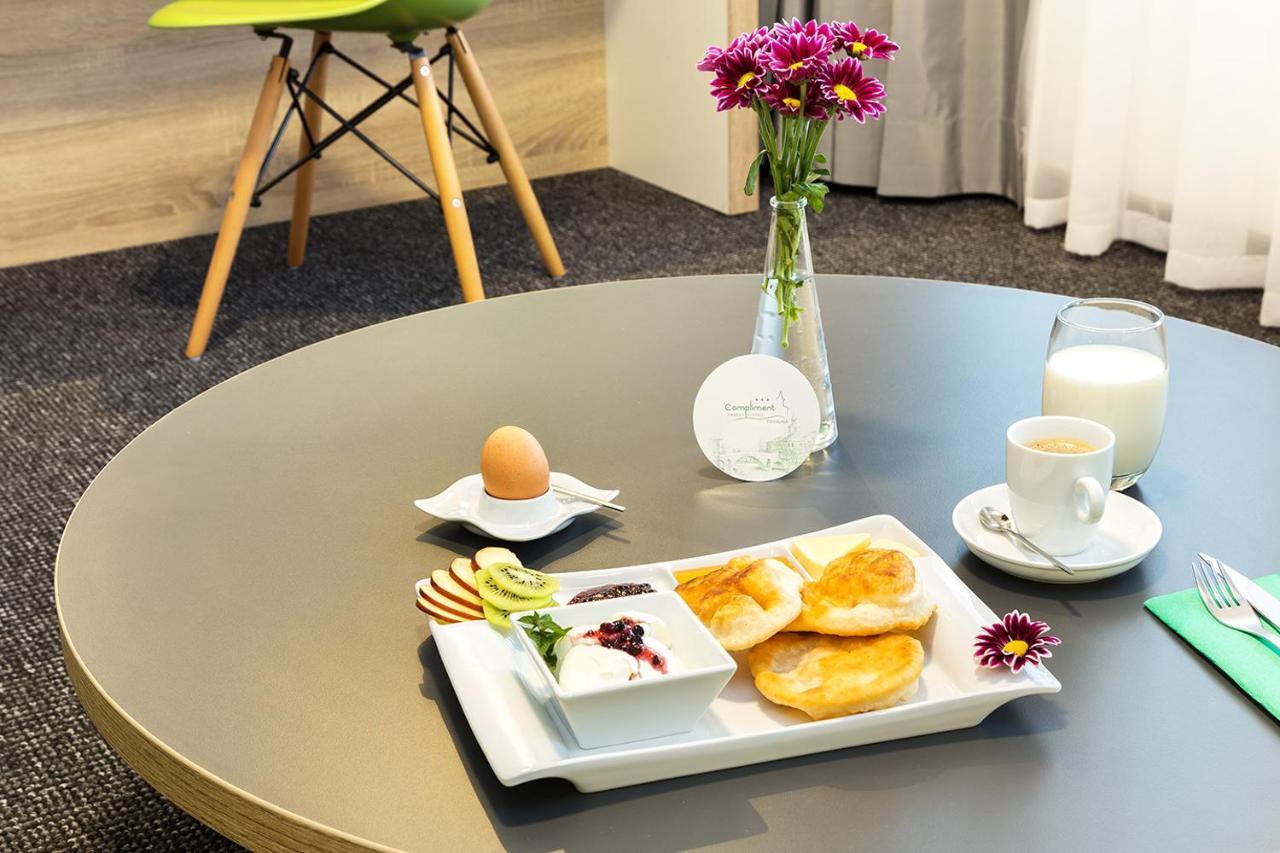 Hotel Compliment Trjavna Buitenkant foto