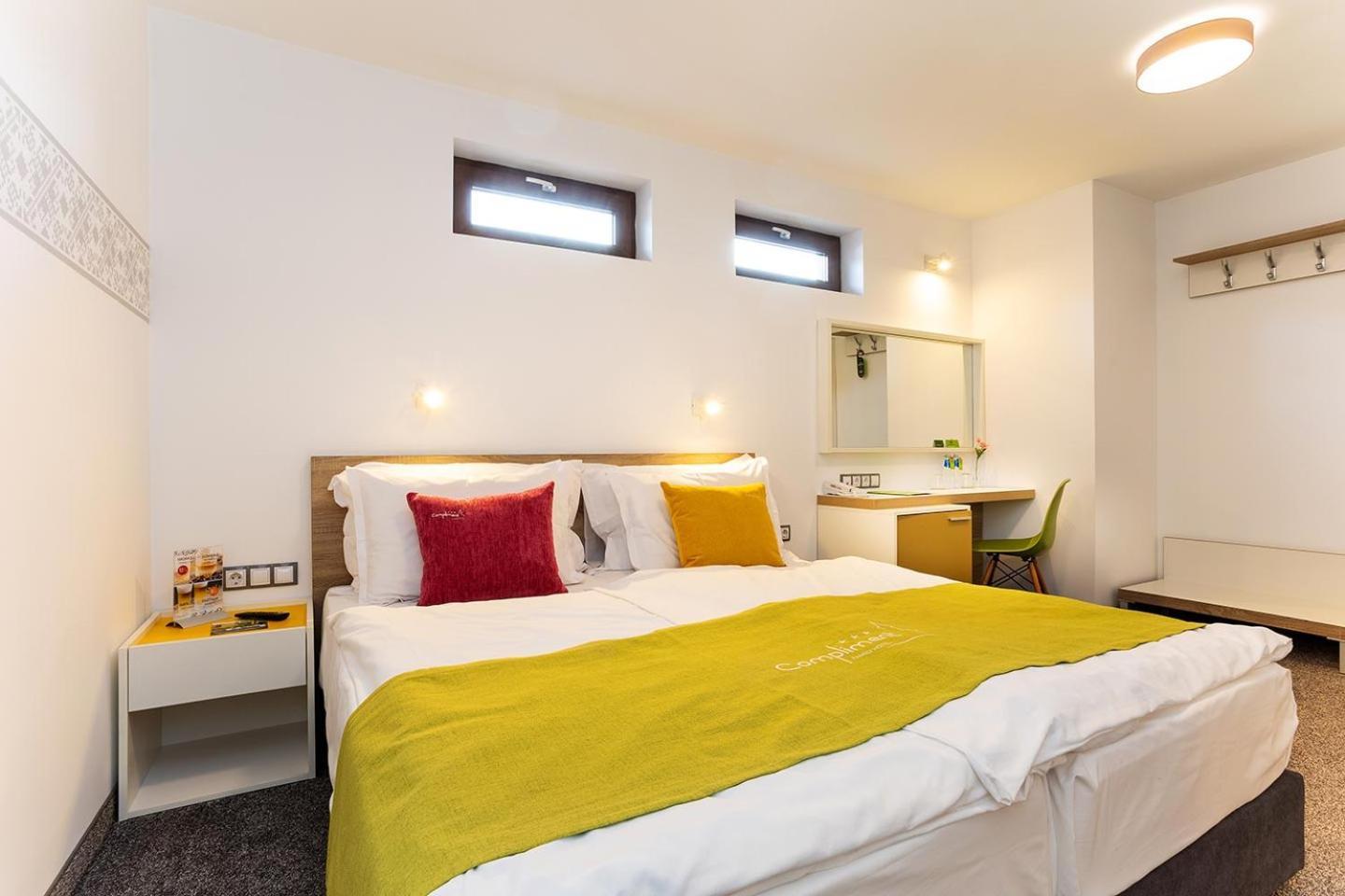 Hotel Compliment Trjavna Buitenkant foto