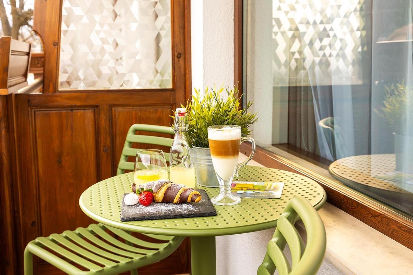 Hotel Compliment Trjavna Buitenkant foto