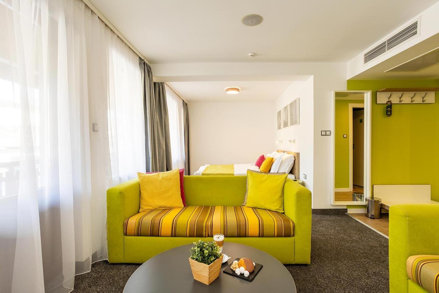 Hotel Compliment Trjavna Buitenkant foto